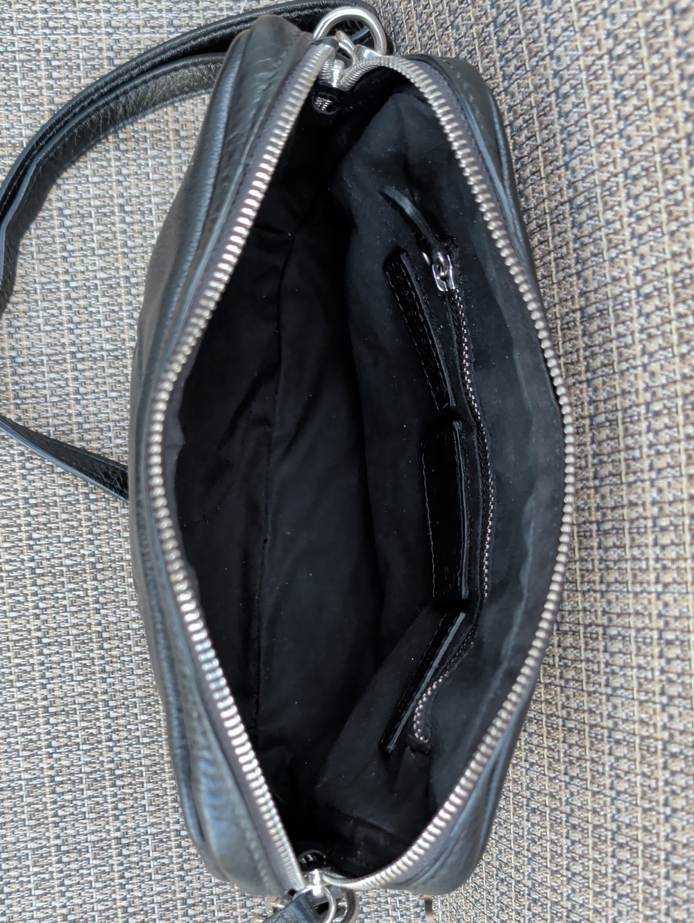 IOpelle Italia Black Leather Single Skull Embossed Crossbody Bag EUC - Picture 7 of 8